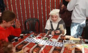 فتاة تصنع الإكسسوارات من الخرز في مدينة اعزاز بريف حلب الشمالي - 22 من تشرين الثاني 2023 (عنب بلدي / ديان جنباز)
