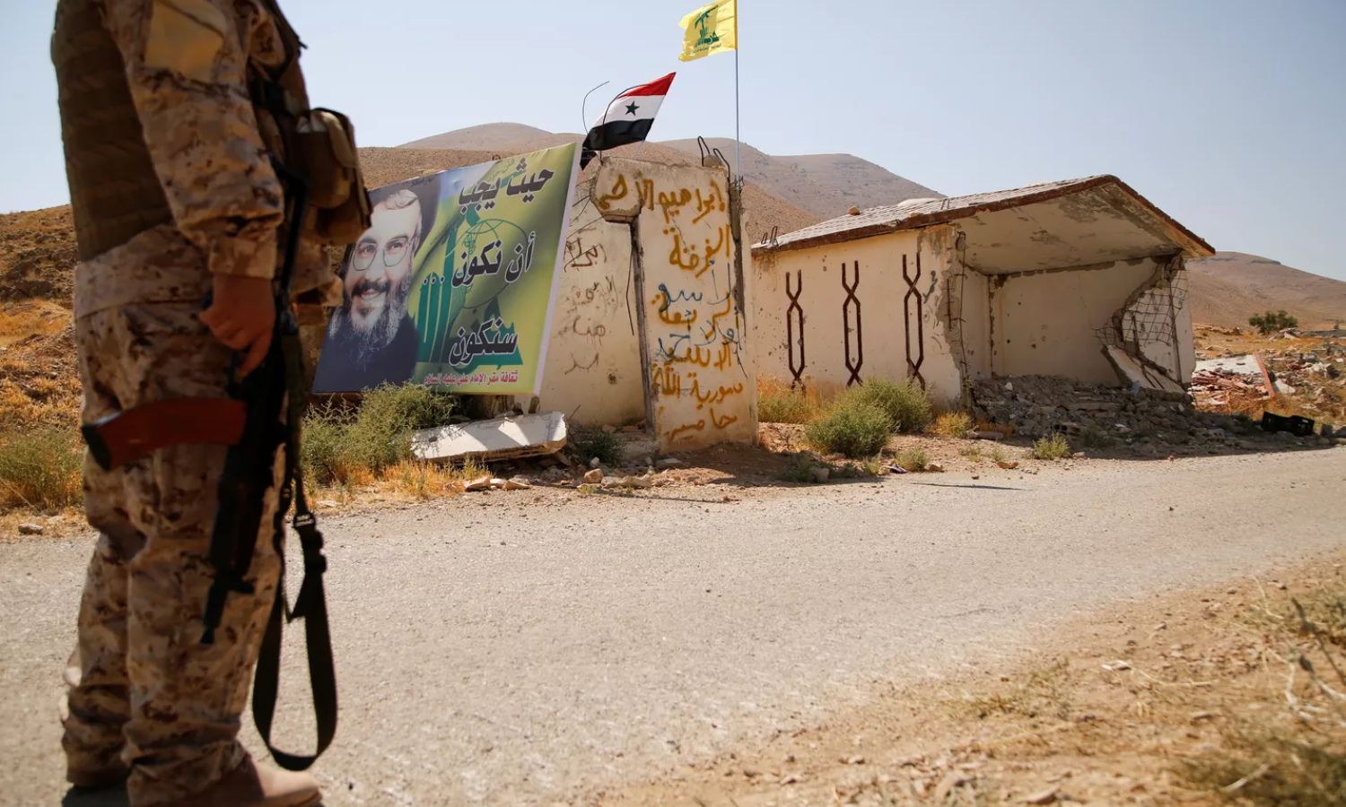 عنصر من قوات "حزب الله" في سوريا- (رويترز)