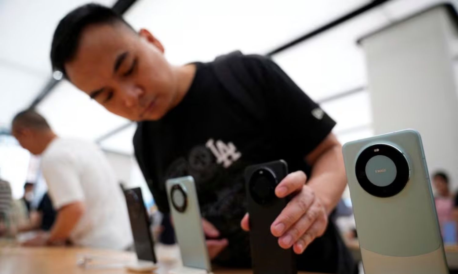هواتف ذكية من سلسلة "Mate 60" من "هواوي" المعروضة في متجرها في شنغهاي بالصين- 8 أيلول 2023 (رويترز)