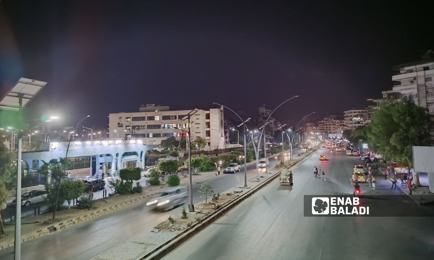 من أعلى جسر المشاة بالقرب من مستشفى "تشرين" الجامعي بمدخل مدينة اللاذقية _ كانون الأول 2023 (عنب بلدي/ ليندا علي)
