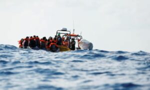 عملية إنقاذ للاجئين وسط البحر من قبل أطباء بلا حدود في آب 2023 (رويترز)