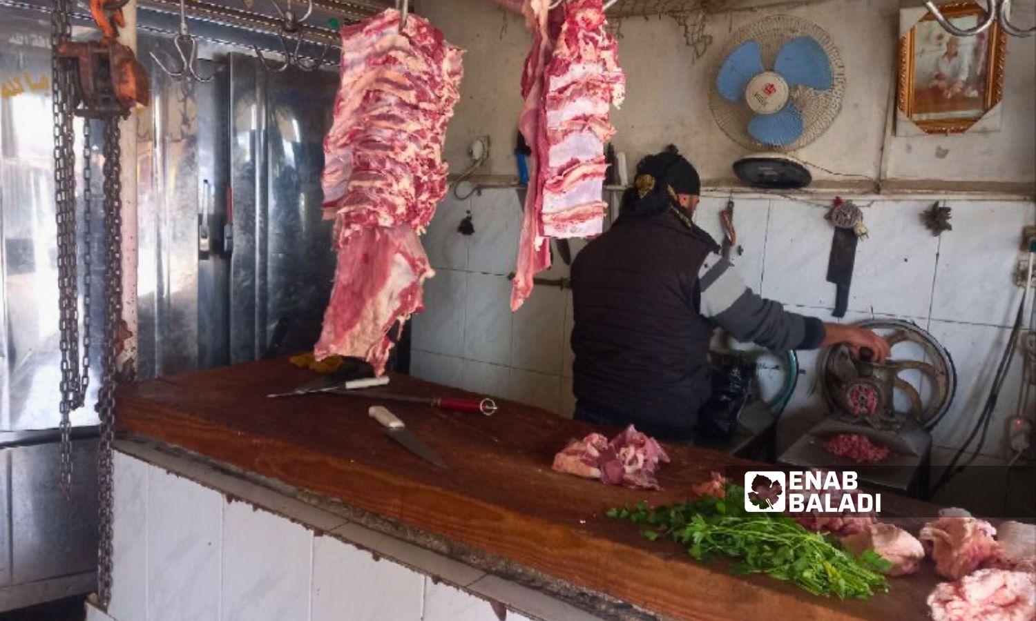 قصاب يقطع اللحم في ريف درعا الغربي - 28 كانون الأول 2022 (عنب بلدي/ حليم محمد)