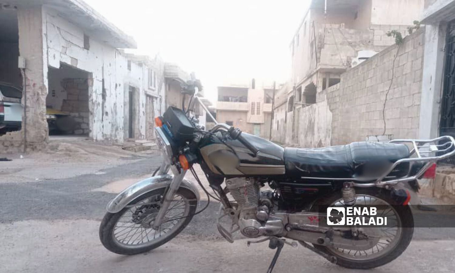 دراجة نارية في أحد شوارع مدينة حماة- 7 من كانون الأول 2023 (عنب بلدي)