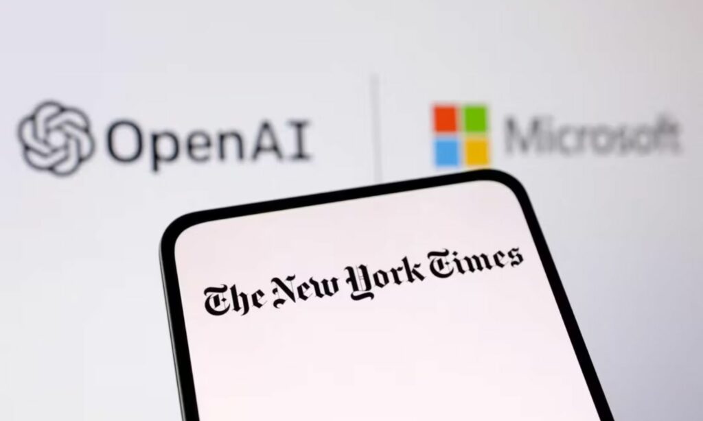 شعار صحيفة "نيويورك تايمز" على هاتف ذكي وشعاري "OpenAI" و"Microsoft" بالخلفية- 27 كانون الأول 2023 (رويترز)