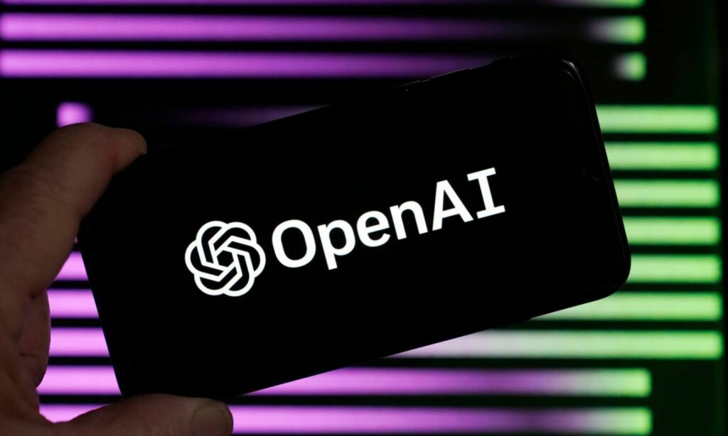 يظهر شعار شركة "OpenAI" على شاشة هاتف ذكي- كانون الثاني 2023 (AP)