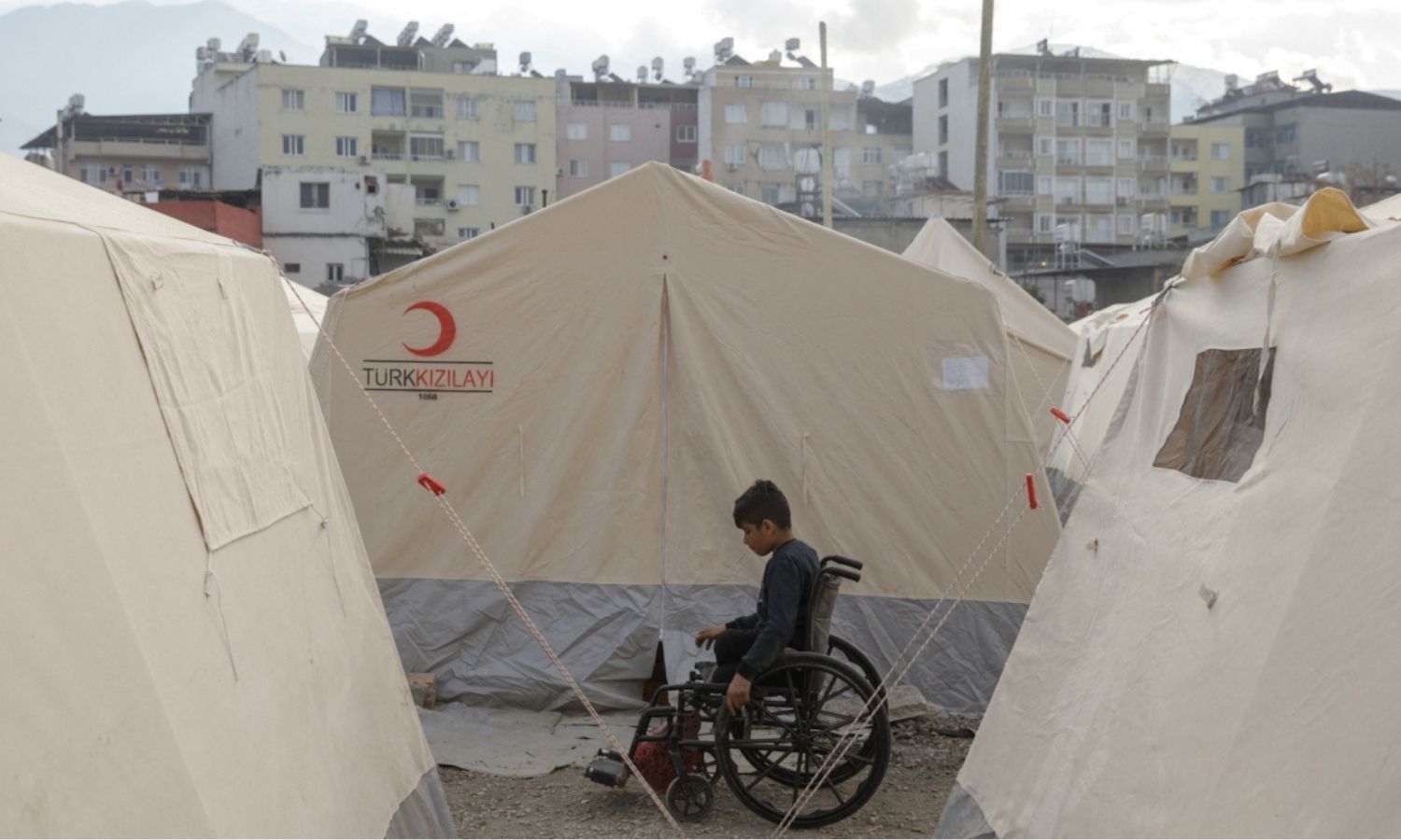 طفل من ذوي الإعاقة داخل مخيمات تركيا - 27 من نيسان 2023 (منظمة العفو الدولية)