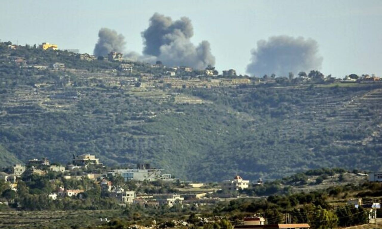 تصاعد الدخان إثر قصف إسرائيلي على القرى اللبنانية الحدودية مع فلسطين المحتلة 5 من كانون الأول 2023 (AFP)