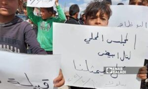 متظاهرون يشتكون إهمال الخدمات في بلدة سلوك بريف الرقة الشمالي- 17 من حزيران 2023 (عنب بلدي/ حسين شعبو)