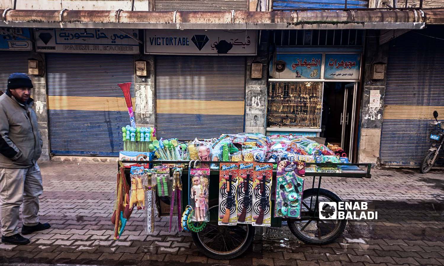 عربة بيع  العاب اطفال في مدينة القامشلي - 1 من كانون الاول 2023 (عنب بلدي/ريتا الأحمد)