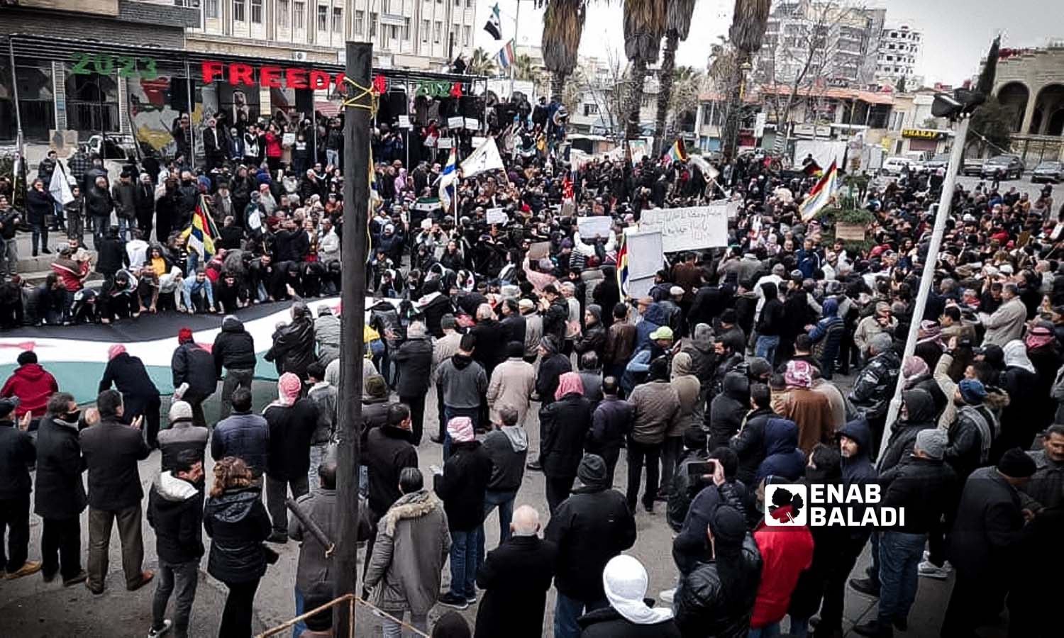 احتجاجات في ساحة الكرامة بمركز محافظة السويداء للمطالبة بالتغيير السياسي في سوريا- 22 من كانون الأول 2023 (عنب بلدي)