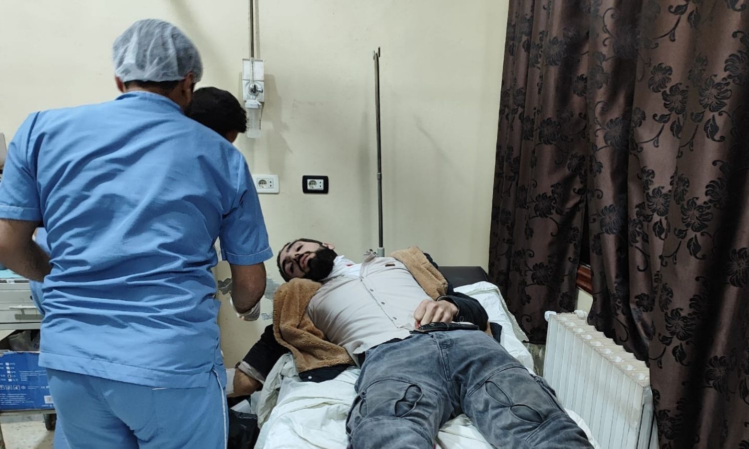 أحد المصابين إثر قصف لقوات النظام السوري للسوق الرئيسي في مدينة إدلب_30 من كانون الأول 2023 (الدفاع المدني السوري)