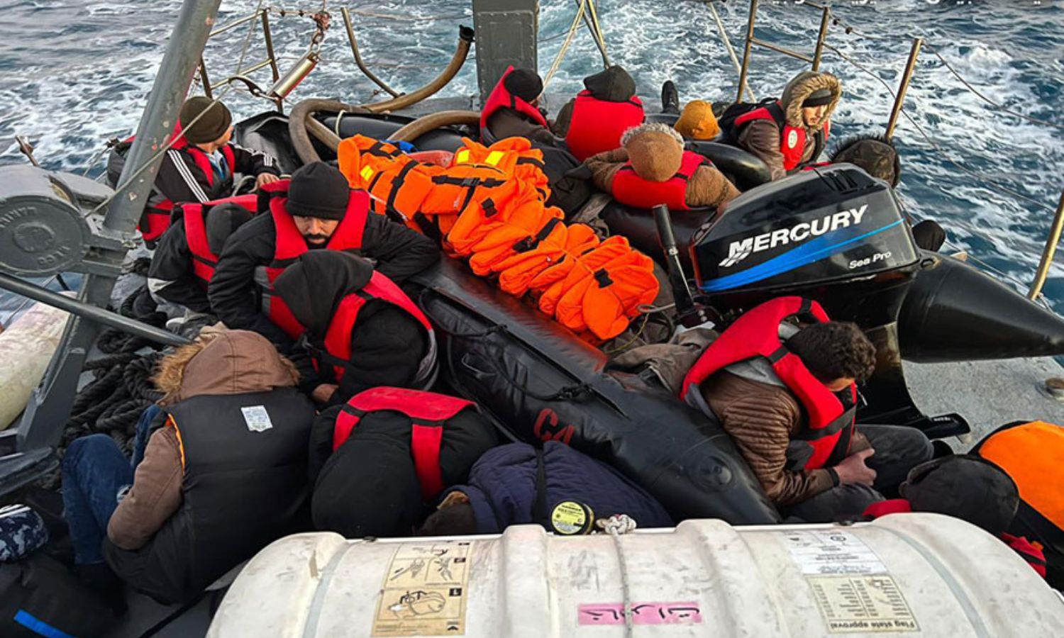 إنقاذ لاجئين سوريين من غرق قارب قبالة السواحل اللبنانية- 26 من كانون الأول 2023 (الجيش اللبناني/ إكس)
