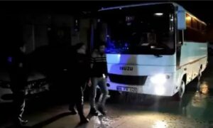 السلطات التركية خلال إيقافها لاجئين سوريين في مدينة بورصة_ 9 من كانون الأول 2023 (DHA)