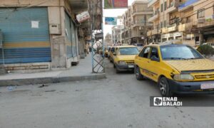 سيارات أجرة في مدينة القامشلي - ١٧ من كانون الأول ٢٠٢٣ (عنب بلدي/ مجد السالم)