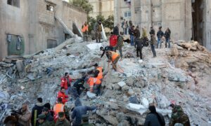 عمليات البحث عن عالقين تحت الأنقاض إثر الزلزال في مدينة اللاذقية - 8 من شباط 2023 (المكتب الإعلامي لمحافظة اللاذقية)
