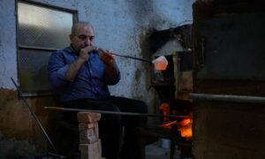 حرفي دمشقي يعمل في مهنة نفخ الزجاج اليدوي- 2022 (الأمانة السورية للتنمية)