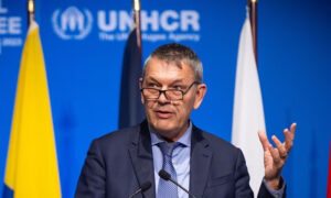 المفوض العام للأونروا، فيليب لازاريني، يخاطب الجمعية العامة في يوم افتتاح المنتدى العالمي للاجئين في جنيف- 13 كانون الأول 2023 (رويترز) 