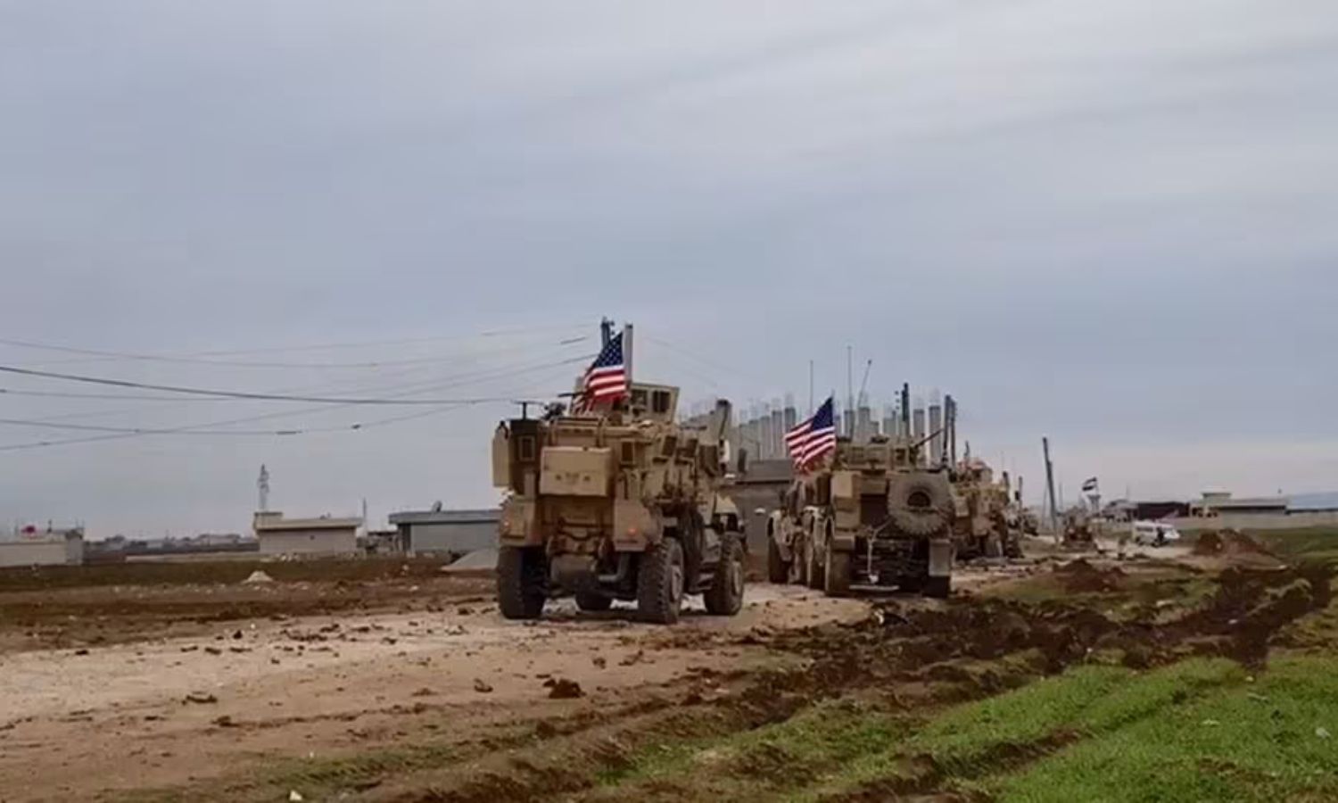 قافلة من المركبات العسكرية الأمريكية بالقرب من القامشلي شمال شرقي سوريا- شباط 2020 (رويترز)