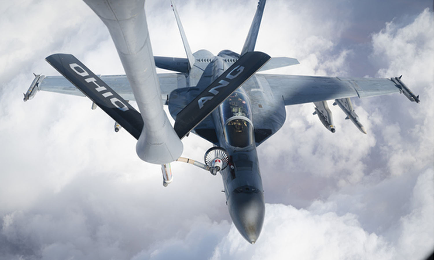 مقاتلة أمريكية تستعد للتزود بالوقود جوًا في منطقة نشاط القيادة المركزية الأمريكية- 22 من كانون الأول 2023 (سينتكوم)