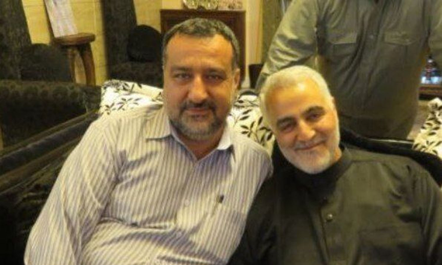 العميد السيد رضي موسوي (يسار) وبجانبه القائد السابق لفيلق القدس الإيراني قاسم سليماني (إرنا)