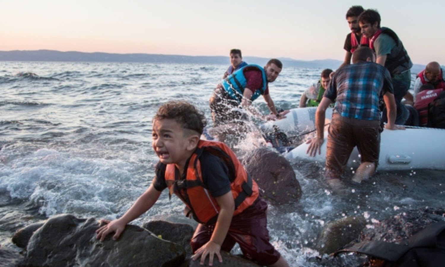 وصول لاجئين سوريين إلى ليسفوس في اليونان (UNHCR)
