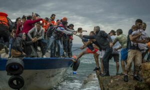 لاجئون يصلون إلى جزيرة ليسبوس اليونانية على متن قارب صيد (picture-alliance)
