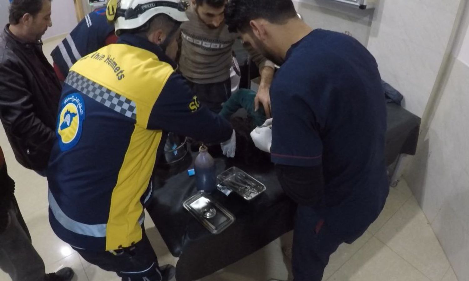 علاج طفلتين تعرضتا لإصابات إثر قصف مدفعي وصاروخي لقوات النظام استهدف الأحياء السكنية في قرية الأبزمو بريف حلب الغربي - 19 من كانون الأول 2023 (الدفاع المدني)