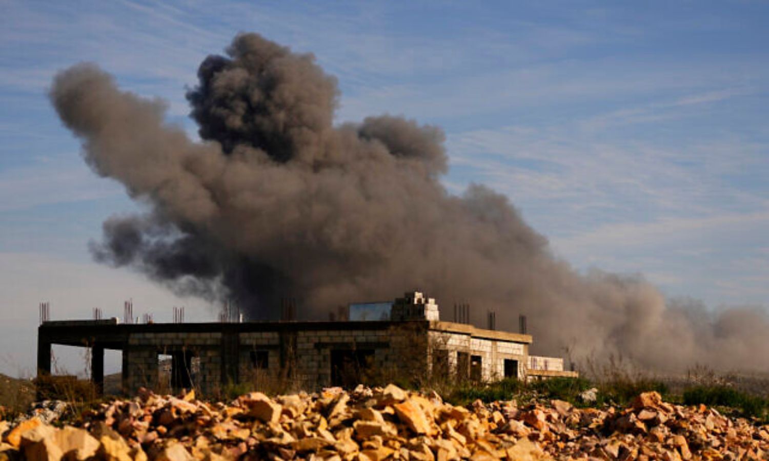 تصاعد دخان كثيف نتيجة قصف إسرائيلي على جنوبي لبنان 10 من كانون الأول 2023 (AP)
