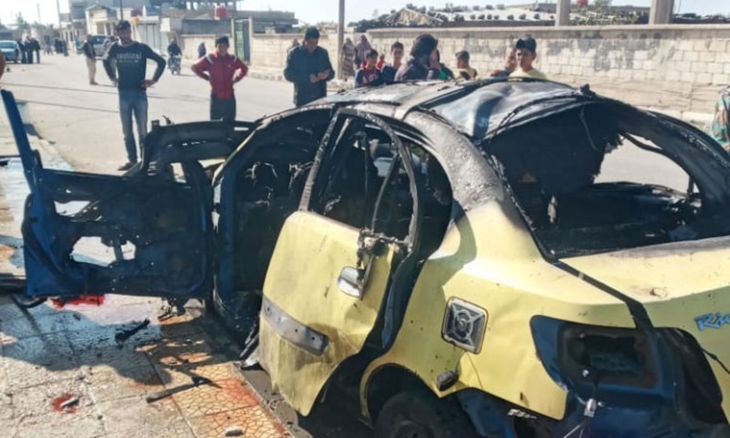 صورة تظهر السيارة التي انفجرت فيها العبوة الناسفة في محافظة القنيطرة- 23 تشرين الثاني 2021 (فيس بوك/ القنيطرة الآن)