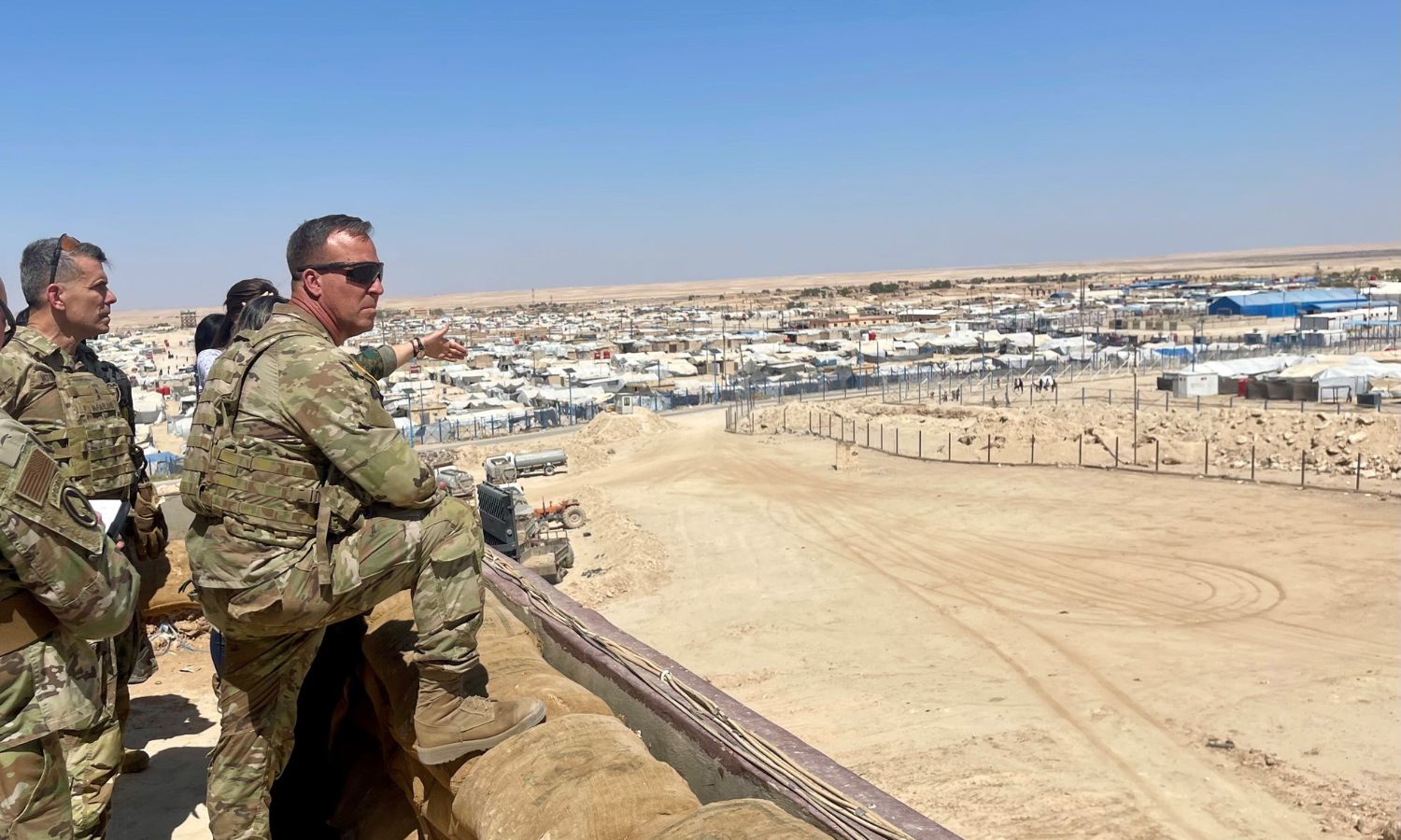 قائد القيادة المركزية الأمريكية، الجنرال مايكل كوريلا، يمخيم "الهول" شرقي الحسكة- 9 من أيلول 2022 (U.S. Central Command)