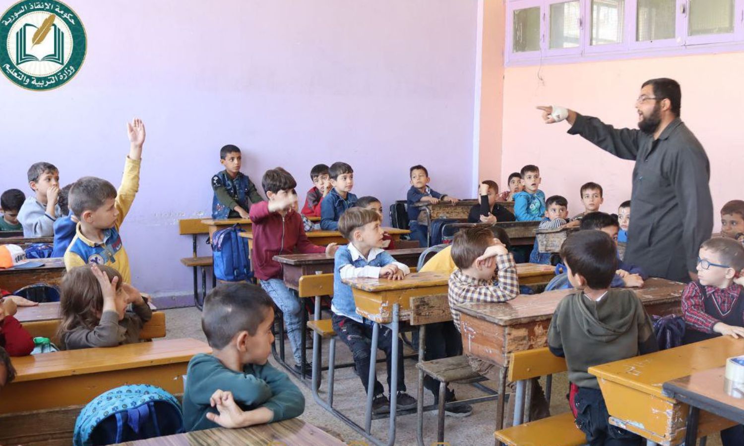 معلم يعطي درسًا لطلاب الصف الأول في مدرسة بمدينة سلقين شمالي إدلب- 14 من تشرين الثاني 2023 (وزارة التربية)