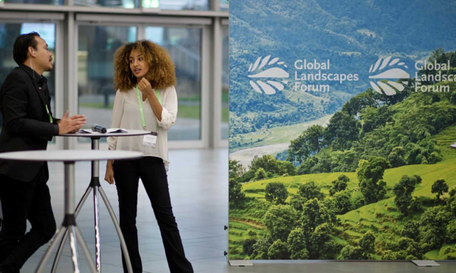 شاب وشابة يتحدثان في مكان انعقاد المنتدى العالمي للمناظر الطبيعية في ألمانيا (GIF)