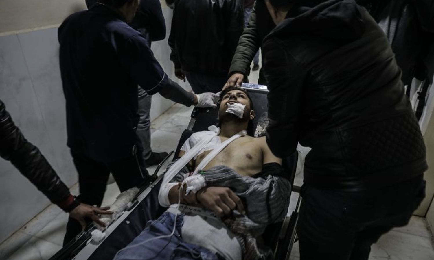 أحد ضحايا قصف النظام على إدلب في 30 من كانون الأول 2023 (الدفاع المدني السوري/ فيس بوك)