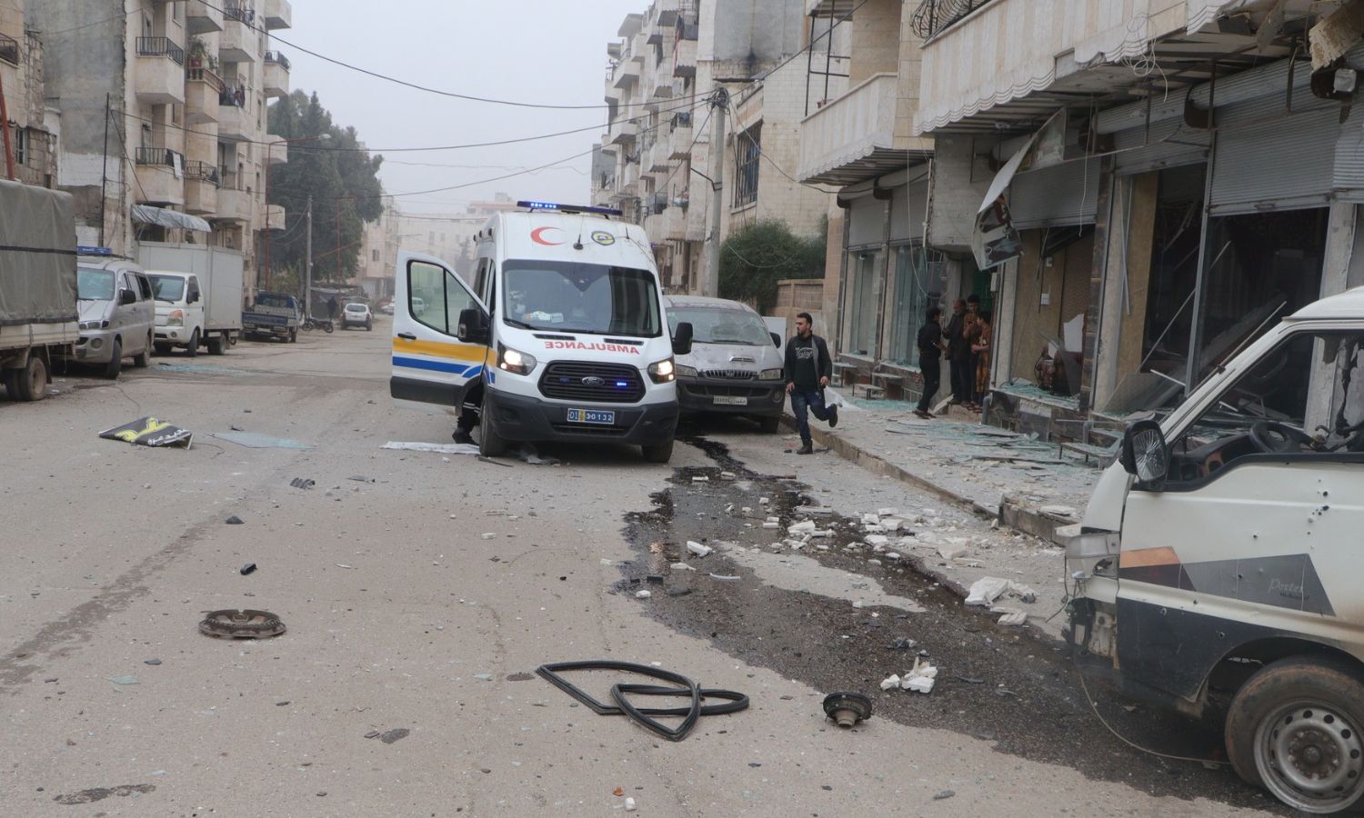 آثار الدمار جراء قصف صاروخي من قوات النظام السوري على مدينة إدلب - 17 من كانون الأول 2023 (الدفاع المدني)