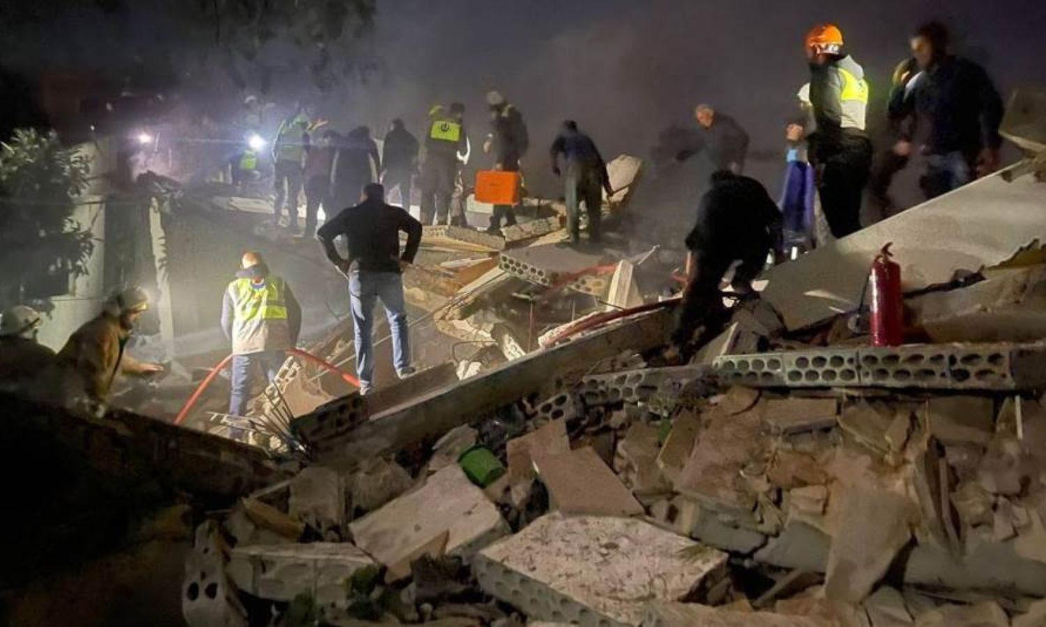 منزل مدمر نتيجة غارة إسرائيلية أدت لمقتل مدنيين 27 من كانون الأول 2023 (المدن)