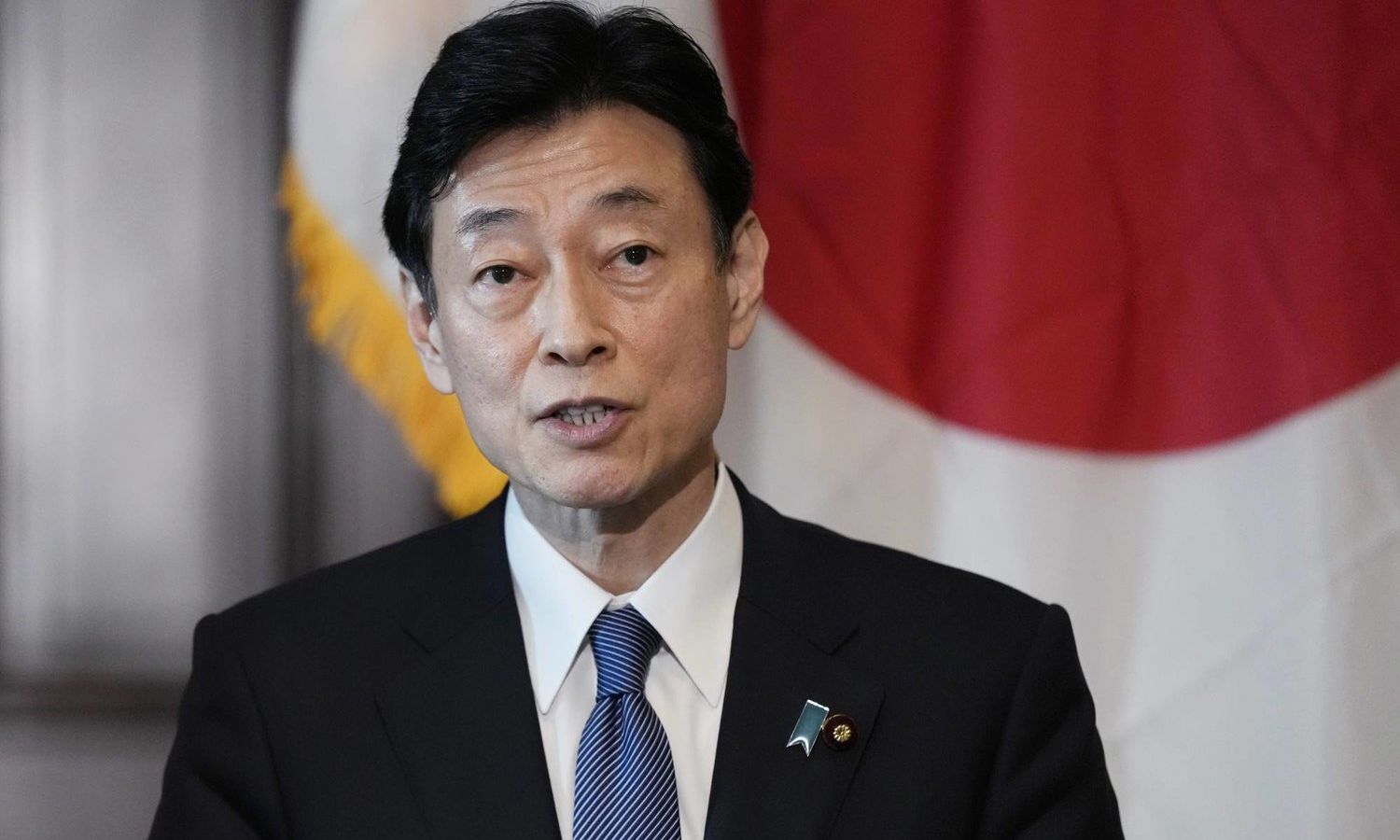 وزير الاقتصاد والتجارة والصناعة الياباني ياسوتوشي نيشيمورا- (AP)
