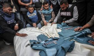 شيع العشرات من المواطنين وصحفيين جثامين الصحفي ساري منصور وحسونة اسليم من مستشفى 