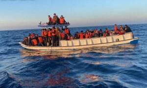 قارب يحمل سوريين خلال محاولتهم مغادرة لبنان عبر البحر- 1 من كانون الأول 2023 (الجيش اللبناني)