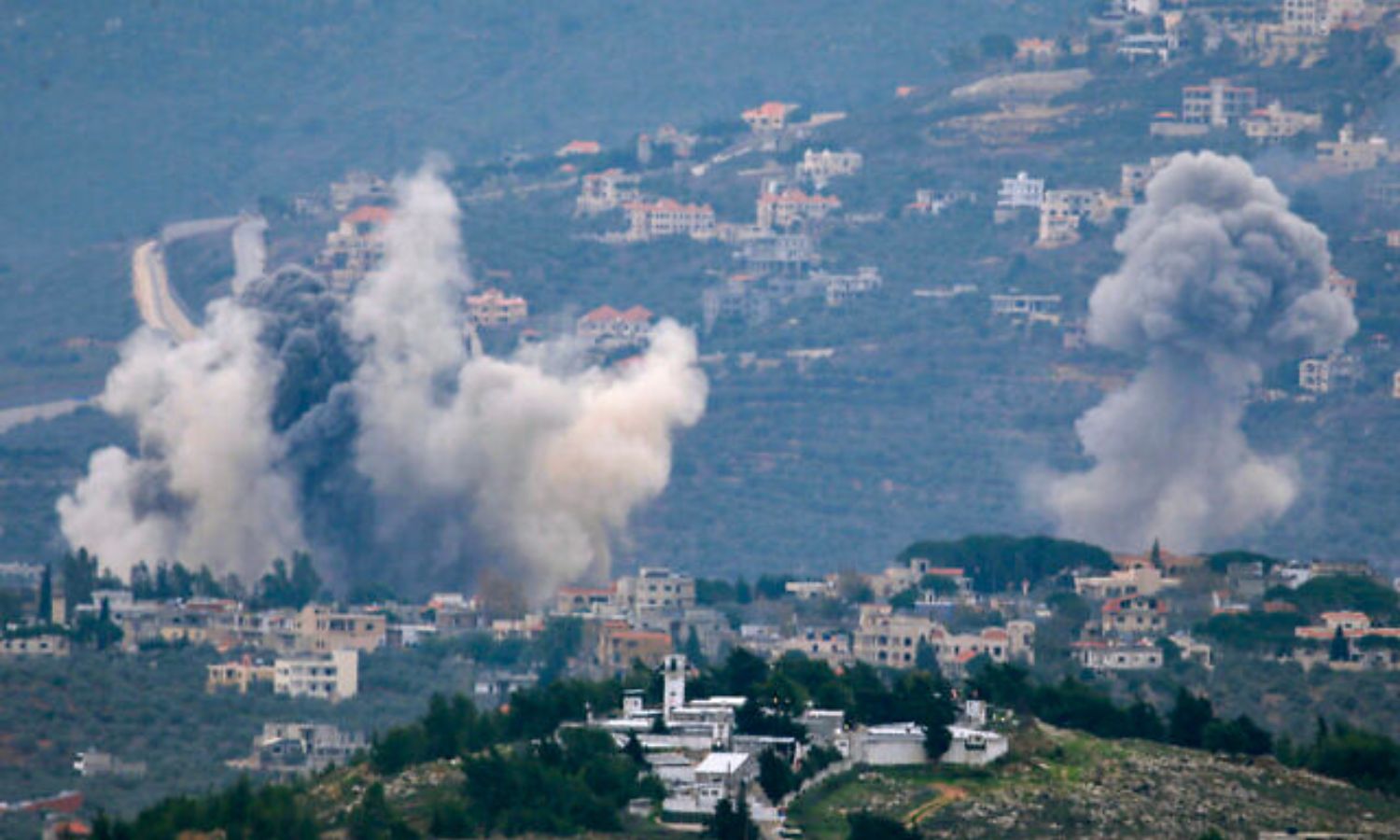 تصاعد الدخان نتيجة قصف إسرائيلي على القرى الحدودية اللبنانية مع فلسطين المحتلة 21 من كانون الأول 2023 (AFP)