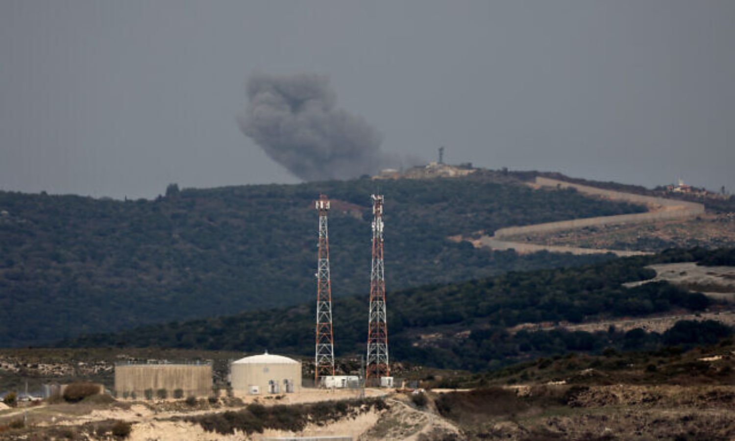تصاعد الدخان نتيجة قصف إسرائيلي على القرى اللبنانية الحدودية 5 من كانون الأول 2023 (AFP)