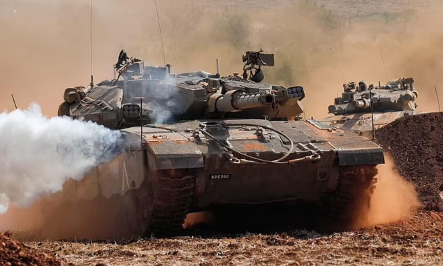 دبابة إسرائيلية من نوع ميركافا على الحدود اللبنانية مع فلسطين المحتلة 14 من كانون الأول 2023 (AP)
