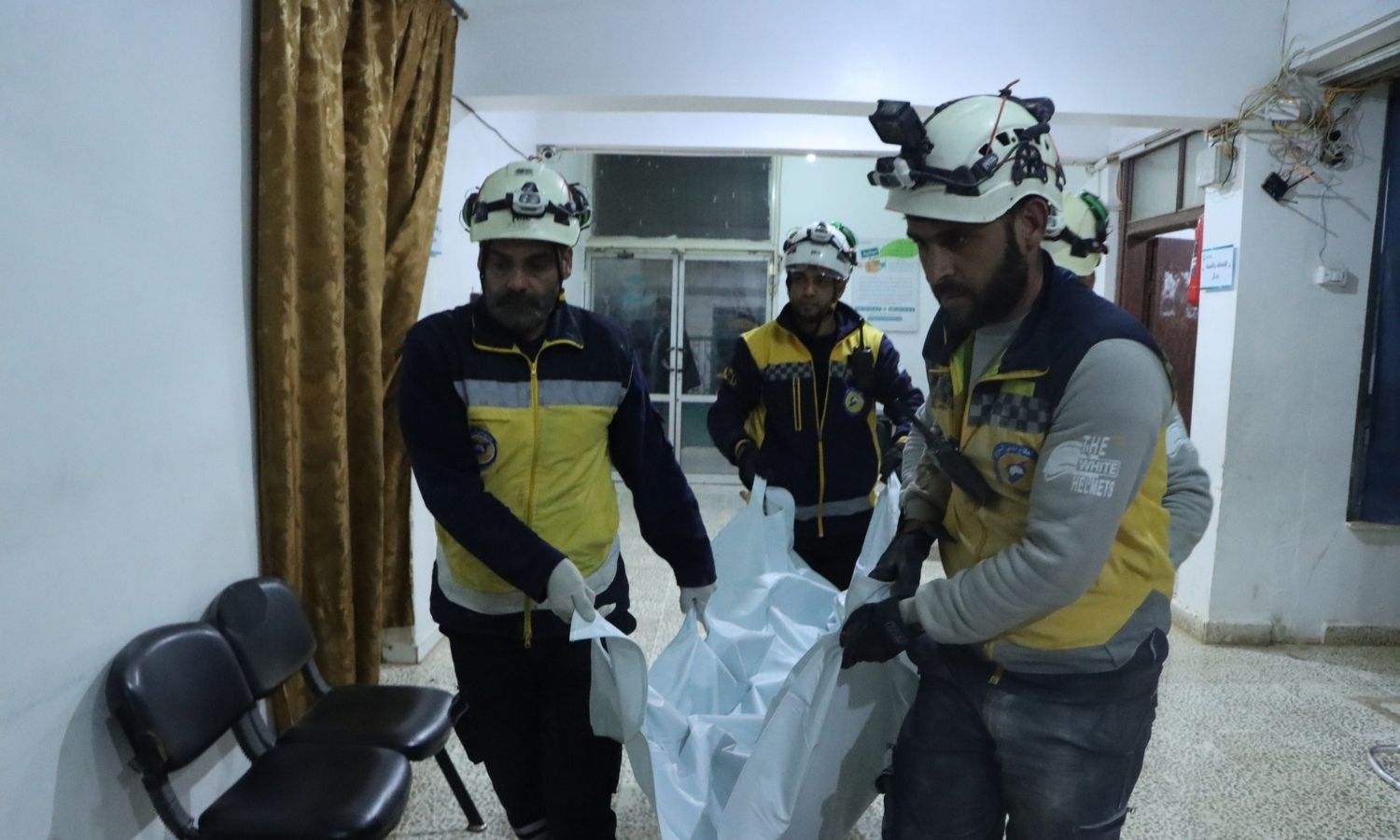 نقل الضحايا بعد قصف النظام السوري وروسيا على بلدة أرمناز - 25 كانون الأول 2023 (الدفاع المدني)