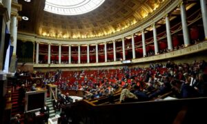 مشهد عام على جلسة الحكومة في الجمعية الوطنية قبل تصويت أعضاء البرلمان على مشروع قانون الهجرة في باريس_19 من كانون الأول 2023 (reuters)