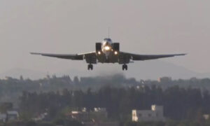 قاذفة قنابل روسية من نوع TU-22 تهبط في مطار قاعدة حميميم الجوية في سوريا (وزارة الدفاع الروسية)