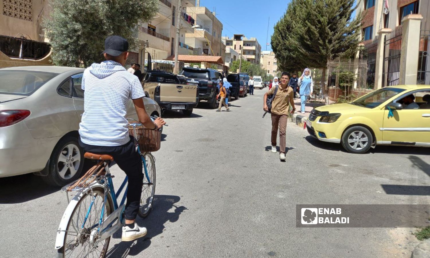 طلاب في طريقهم نحو المدرسة بمدينة درعا جنوبي سوريا- أيلول 2023 (عنب بلدي/ سارة الأحمد)