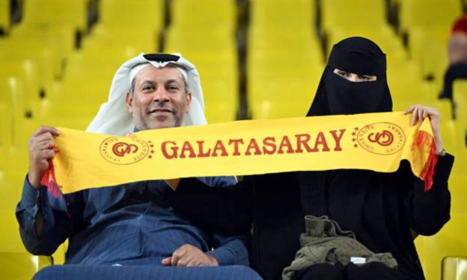 مشجعان لنادي غالاطة ساراي في مدرجات ملعب الملك سعود في الرياض- 29 من كانون الأول 2023 (BBC)