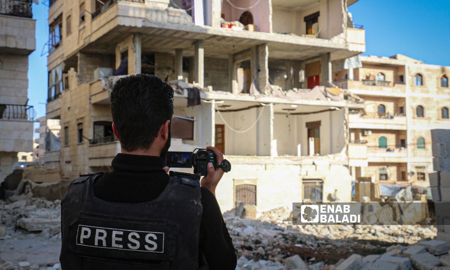 إعلامي سوري في ريف حلب يصور آثار الدمار إثر زلزال ضرب جنوبي تركيا وأربع محافظات سورية - 4 من آذار 2023 (عنب بلدي)