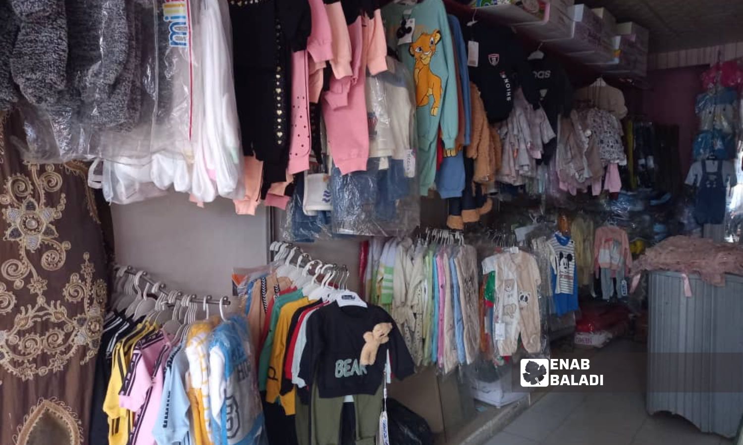 محل لبيع ألبسة الأطفال في مدينة القامشلي 21 كانون الاول 2023- (ريتا الأحمد/عنب بلدي)
