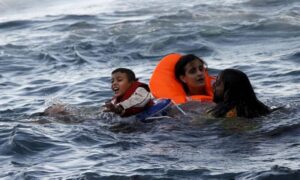 صورة تعبيرية عن مهاجرين يحاولون النجاة من الغرق