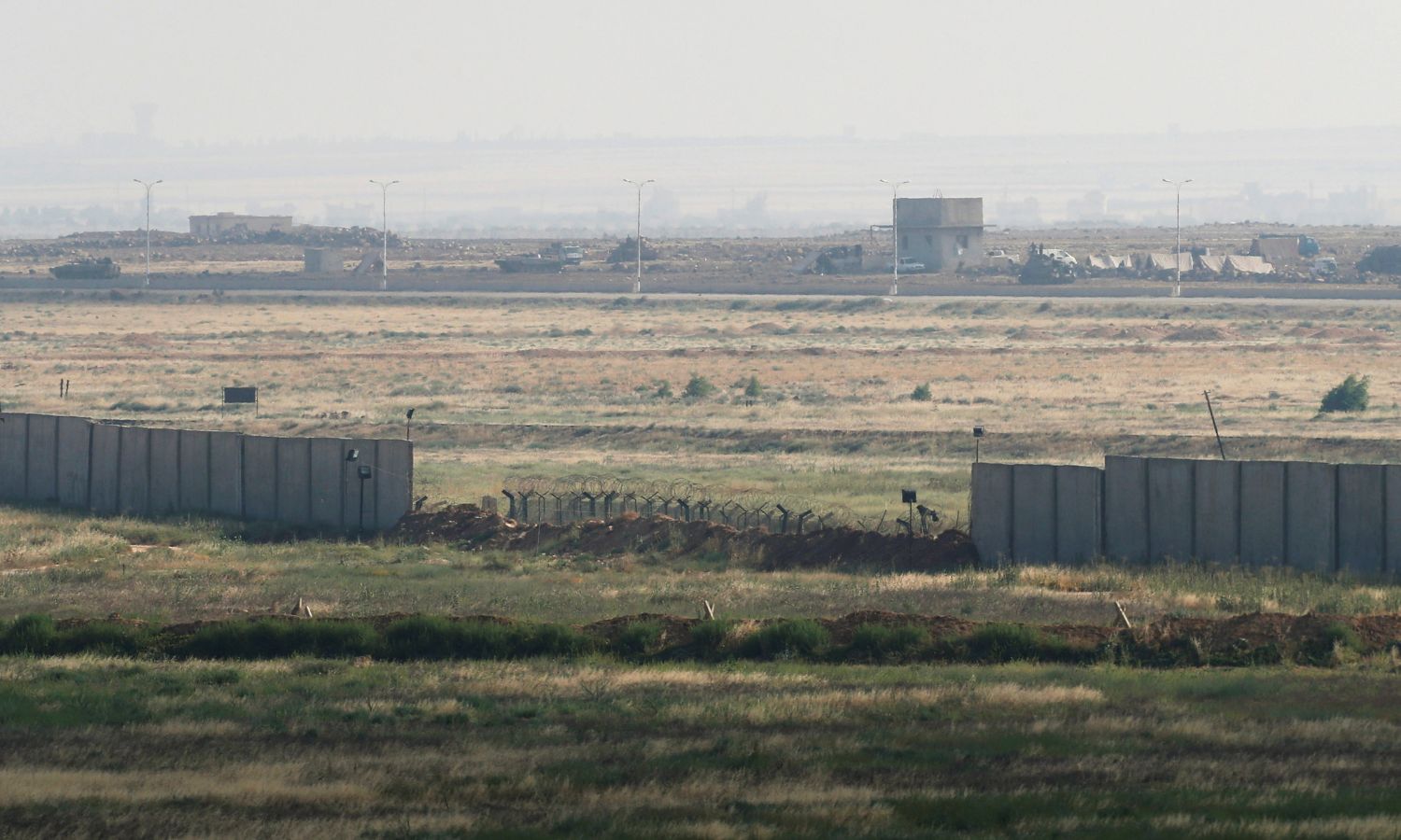 جدار يفصل الحدود السورية عن الأردنية (رويترز)